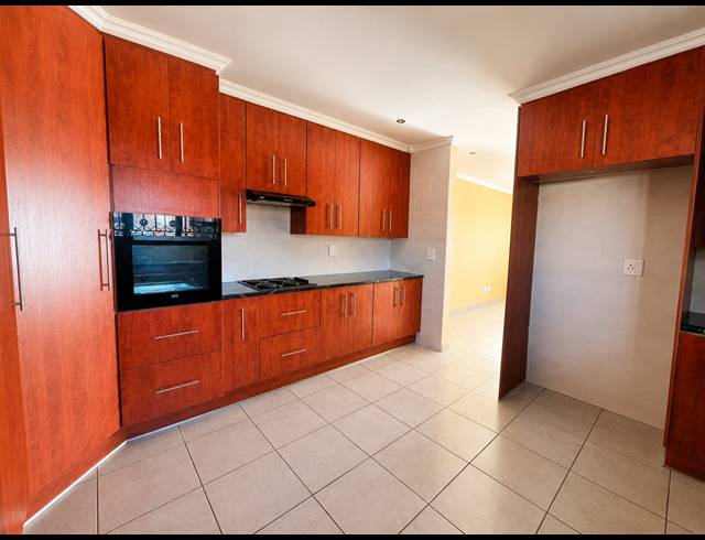3 BEDROOM HOUSE TO LET IN ROTHDENE
